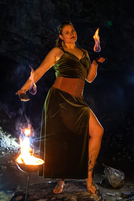 Illusion blau-gelber Feuerbälle mit Handfackeln