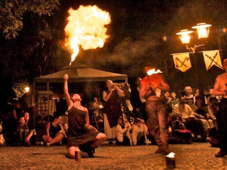 Feurspucken auf Marktplatz mit anderen Feuerkünstlern