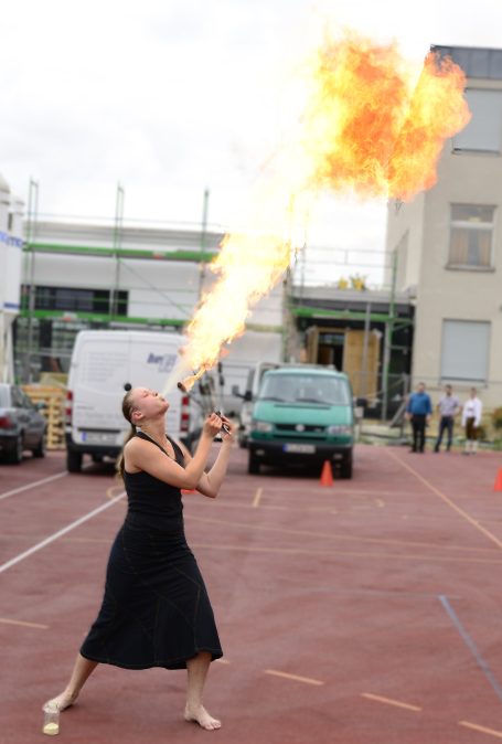 Die Glutrabe spuckt mächtige Feuerbälle über die Köpfe der staunenden Gäste hinweg.
