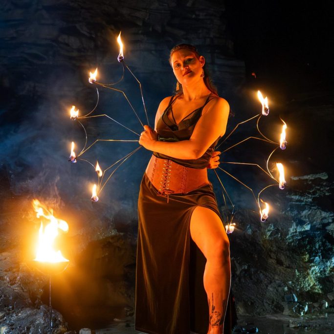 Feuerfächer wie Flügel haltend